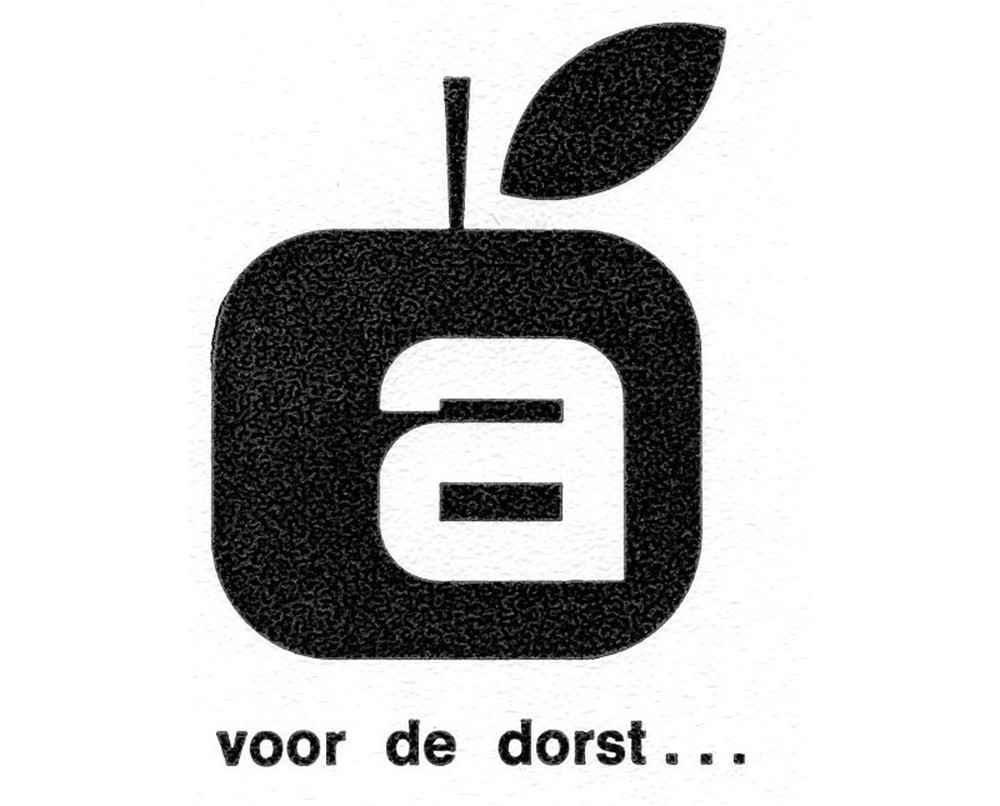La petite pomme fait sa première apparition en tant que logo.