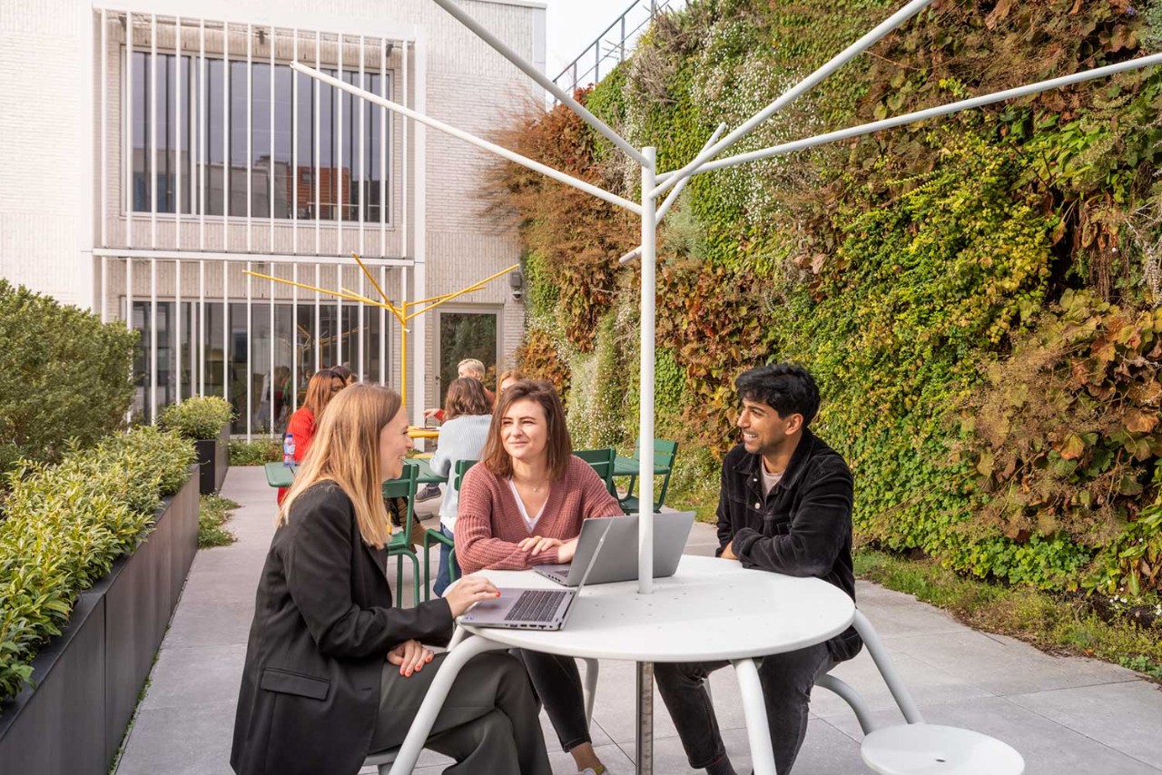 Des collègues se réunissent autour d'une table.